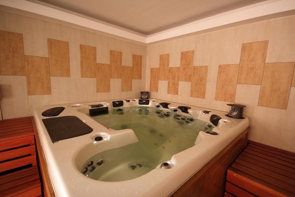 Panorama Wellness Apartman Hotel Hajduszoboszlo Ngoại thất bức ảnh